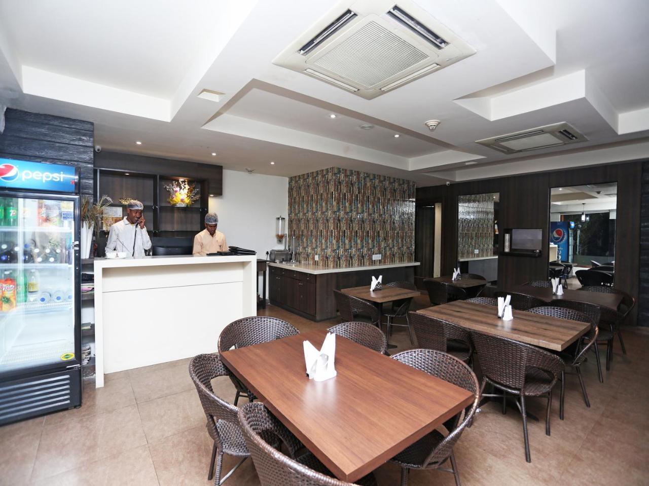Capital O 10212 Hotel West Willows Xanadu โกลกาตา ภายนอก รูปภาพ