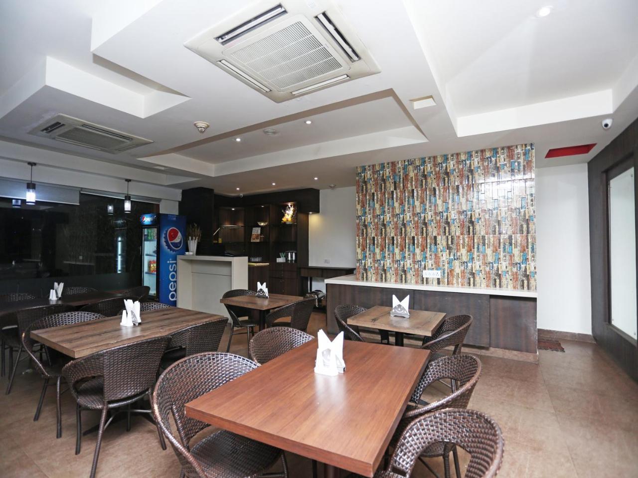 Capital O 10212 Hotel West Willows Xanadu โกลกาตา ภายนอก รูปภาพ