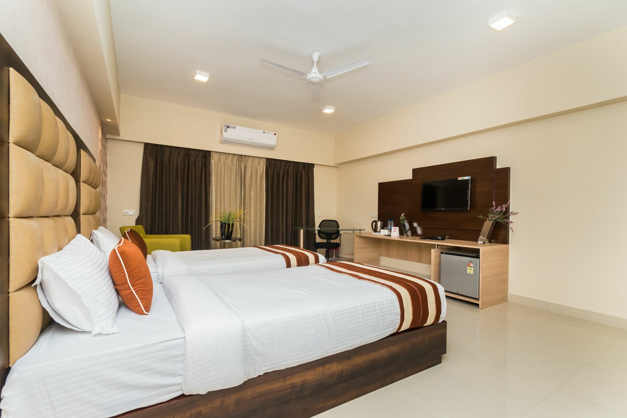 Capital O 10212 Hotel West Willows Xanadu โกลกาตา ภายนอก รูปภาพ
